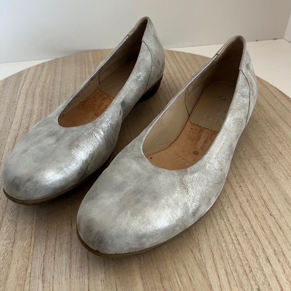 Durea Women’s Leather Flats – Silver Metallic – Size 5.5 H (Wide)
